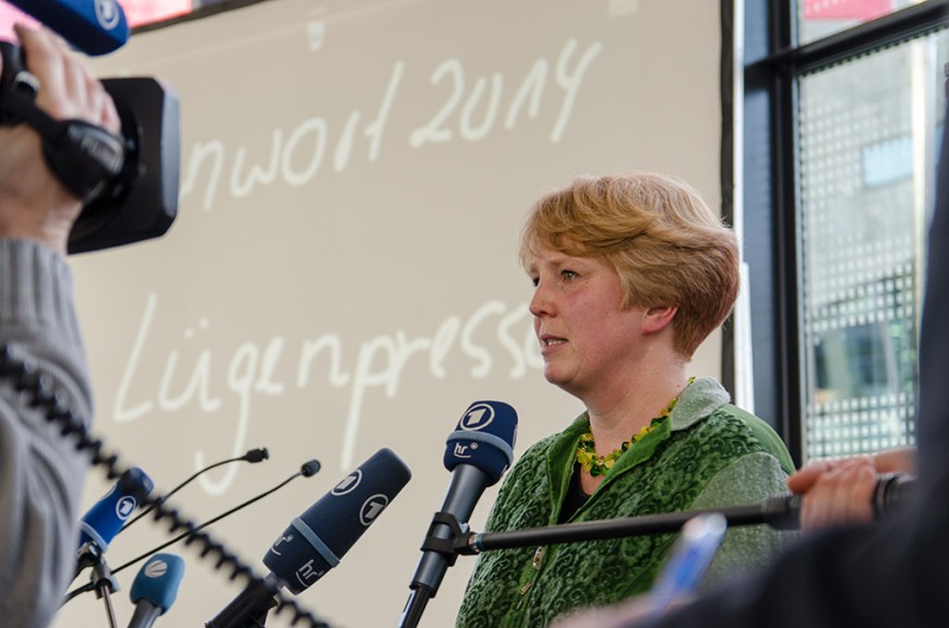 Professorin Nina Janich, Jury-Sprecherin der sprachkritischen Aktion, gibt das Unwort 2014 bekannt. Bild: Nadia Rückert