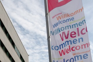 Fahne mit Willkommen und Welcome-Schriftzug. Bild: Patrick Bal