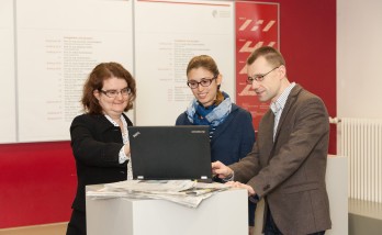 Die Wissenschaftlerinnen und Wissenschaftler am Graduiertenkolleg AIPHES erforschen neuartige Methoden zur Informationsbereitung aus heterogenen Quellen. Im Bild (von links): Prof. Dr. Iryna Gurevych, Sprecherin des Graduiertenkollegs, Doktorandin Teresa Martin und Dr. Christian M. Meyer. Bild: Sandra Junker