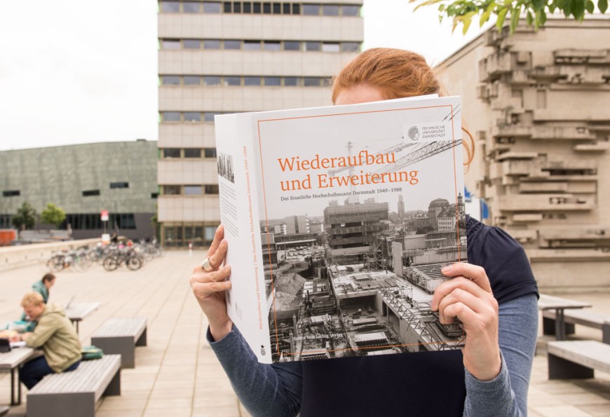 Das Buch "Wiederaufbau und Erweiterung. Das staatliche Hochschulbauamt Darmstadt 1949-1988". Bild: Patrick Bal