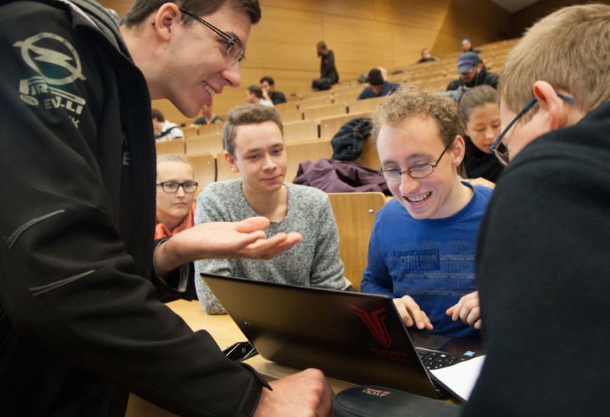 Eine Gruppe Studierender im Hörsaal. Bild: Jan-Christoph Hartung
