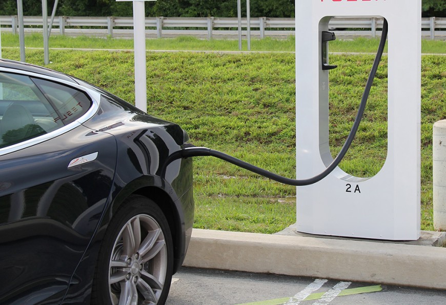 Elektroauto an einer Ladestation. Bild: Mariordo