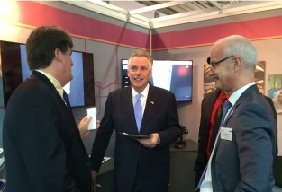 TU-Präsident Hans Jürgen Prömel mit Terry McAuliffe, Gouverneur des US-Bundesstaates Virginia, auf der Hannover Messe. Bild: Jana Freihöfer