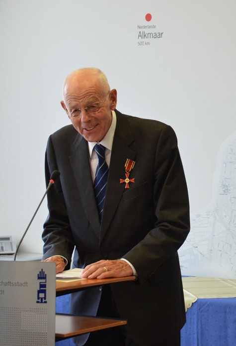 Verleihung des Bundesverdienstkreuzes an Prof. Sessler. Bild: Hagen Schmidt, etit