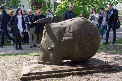 Freiplastik „Schädel“ (1984) von Wolfgang Bier, die am 14. April 2016 im Schlossgarten enthüllt wurde. Bild: Patrick Bal