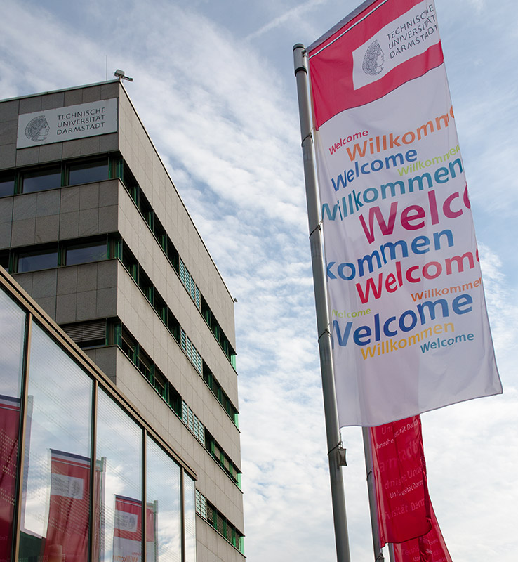 Willkommens-Fahne vor dem karo 5 der TU Darmstadt. Bild: Patrick Bal