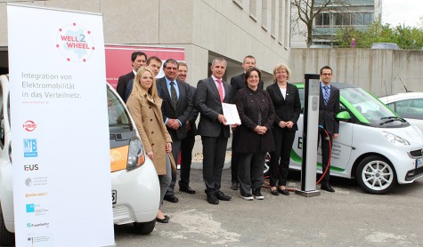 Das Forschungsvorhaben "Well2Wheel" wurde erfolgreich abgeschlossen: Bernhard Fenn (Mitte), Projektkoordinator ENTEGA AG, präsentiert mit den Projektpartnern den Abschlussbericht, rechts im Bild: Prof. Jutta Hanson und Peter Franz vom TU-Fachgebiet „Elektrische Energieversorgung unter Einsatz erneuerbarer Energien“. Bild: ENTEGA