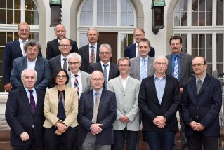 Auszeichnung für herausragendes Engagement: Professor Jürgen Rödel, Vizepräsident für Forschung (rechts), zeichnete 23 Professoren und Professorinnen der TU für ihre Verdienste im Gutachterwesen aus. Bild: Claus Völker