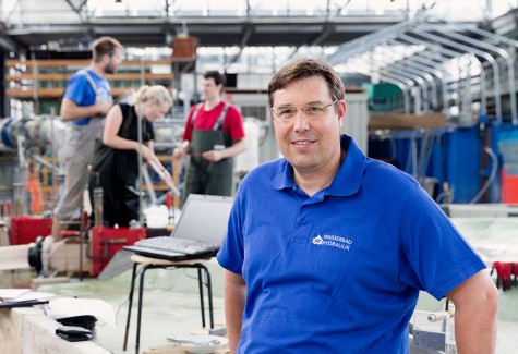 Professor Boris Lehmann und sein Team im Wasserbaulabor der TU Darmstadt. Bild: Katrin Binner