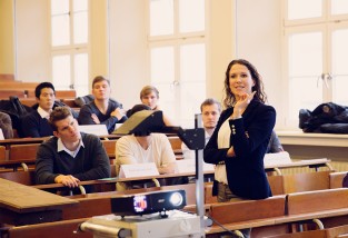 Professorin Carolin Bock in ihrem Seminar. Bild: Katrin Binner