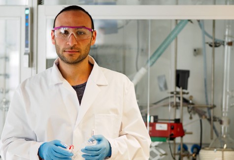 Der Physiker Dikran Boyaciyan bei der Herstellung von Polymerbürsten im Labor. Bild: Sebastian Keuth