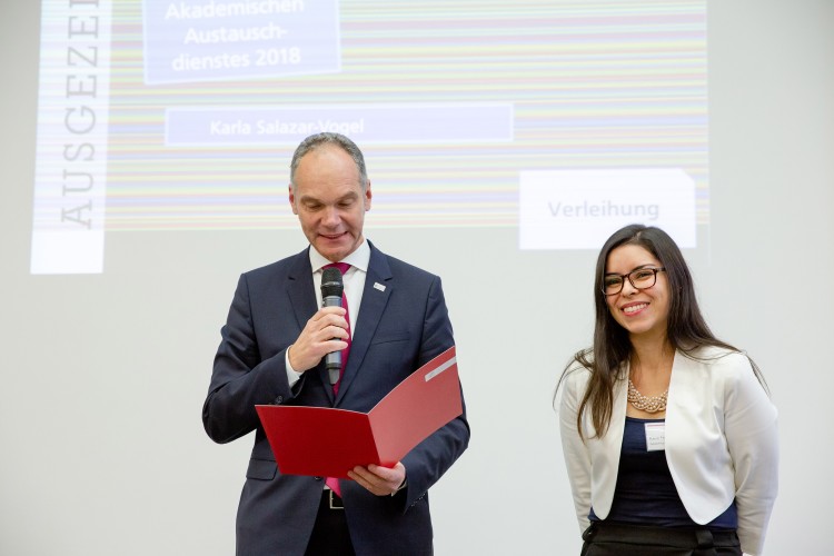 Verleihung des DAAD-Preises 2018: Professor Ralph Bruder, TU-Vizepräsident für Studium und Lehre, und Preisträgerin Karla Salazar-Vogel. Bild: Gregor Rynkowski