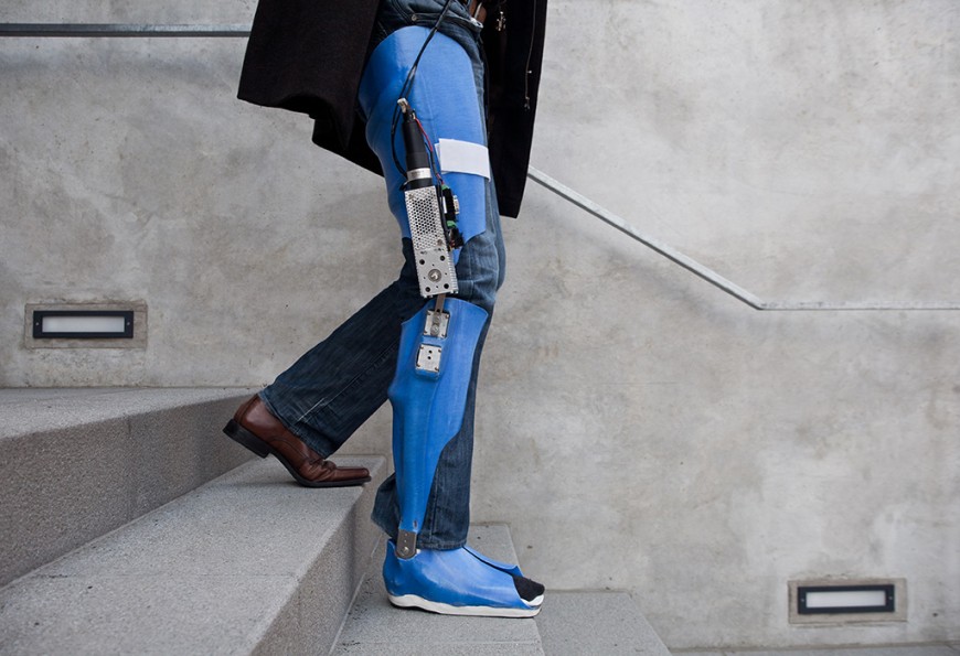 Treppenlaufen leicht gemacht: Ein Mini-Motor im Exoskelett unterstützt die Muskulatur. Bild: EMK / TU Darmstadt