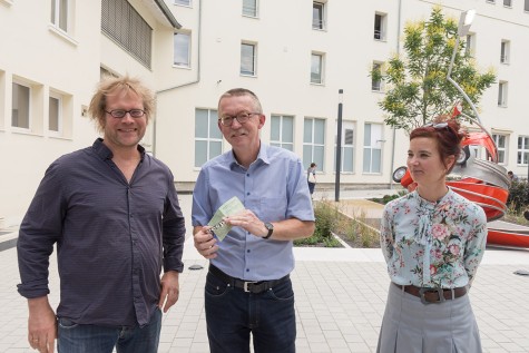 Übergabe des Vespa-Schlüssels: Künstler Stefan Roher (links) mit TU-Kanzler Dr. Manfred Efinger und Julia Reichelt, Kuratorin des Kunstforums. Bild: Patrick Bal