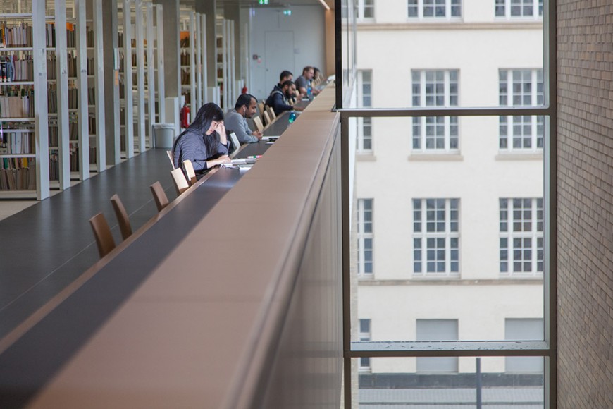 Studierende beim Lernen in der Universitäts- und Landesbibliothek. Bild: Jan-Christoph Hartung