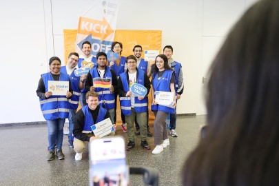 MasterPlus Buddies at TU Darmstadt Kick-Off: International students welcoming new master’s students with signs and smiles. Group photo in front of TU Darmstadt banner – welcome to the MasterPlus Programme.
