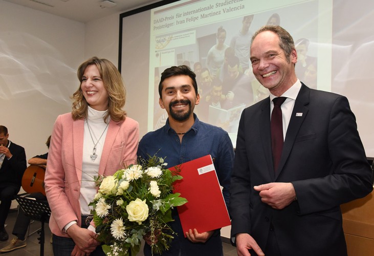 Ivan Felipe Martinez Valencia (m.) mit Vizepräsident Prof. Ralph Bruder (re.) und Nadia El Nokraschi (li.). Bild: Claus Völker