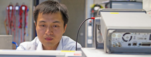Wissenschaftler Haibo Zhang an technischen Geräten. Bild: Felipe Fernandes
