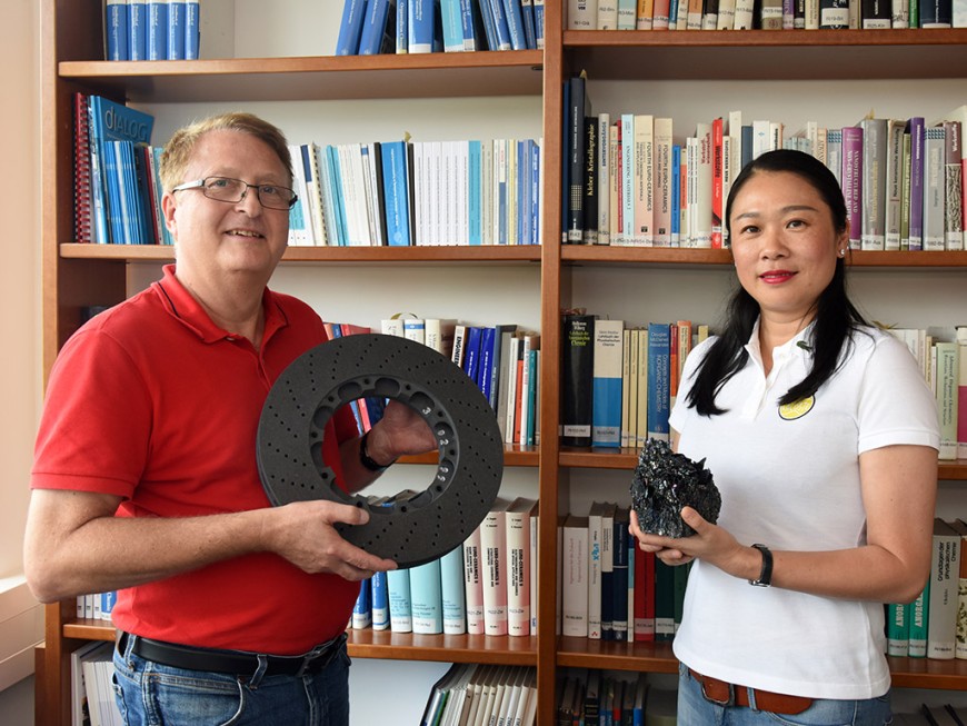 Professor Zhaouji Yu with her host Professor Ralf Riedel. Photo: Claus Völker