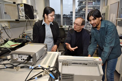 Dr. Lalitha Kodumudi Venkataraman with her host Professor Jürgen Rödel (centre) and AvH Research Fellow Satyanarayan Patel. Photo: Claus Völker