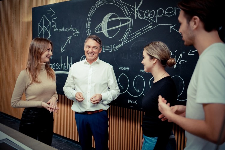 Harald Holzer im Gespräch mit Gründer:innen; Foto: Benjamin Schenk