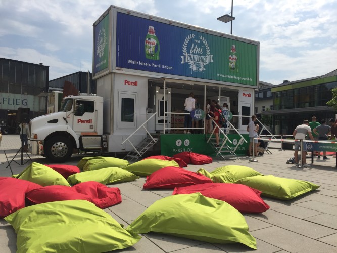 Ein Foodtruck auf dem Campus der TU Darmstadt weckt Neugier der Studenten auf die besondere Promotion-Aktion.