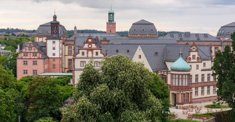 Blick auf das Darmstädter Schloss aus einem Riesenrad vom Karolinenplatz.