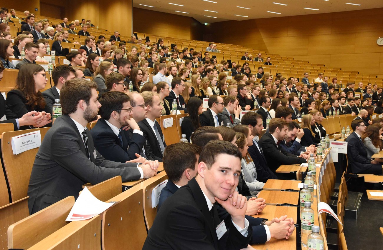 Stipendiaten des Deutschlandstipendiums, die Nachwuchskräfte von morgen, erwarten im Hörsaal die Verleihung der Stipendien.