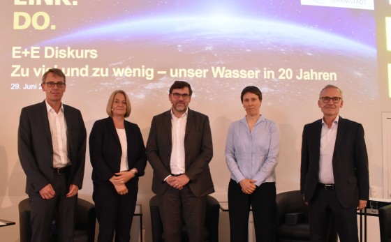 Vielen Dank an unsere Gäste (vlnr): Dr. Bernd Leßmann (HLNUG), Elisabeth Jreisat (Geschäftsführerin Hessenwasser GmbH), Moderator Prof. Dr.-Ing. Peter Pelz, Prof. Dr. Susanne Lackner (TU Darmstadt) und Dr. Joseph Lahnsteiner (WABAG Group).