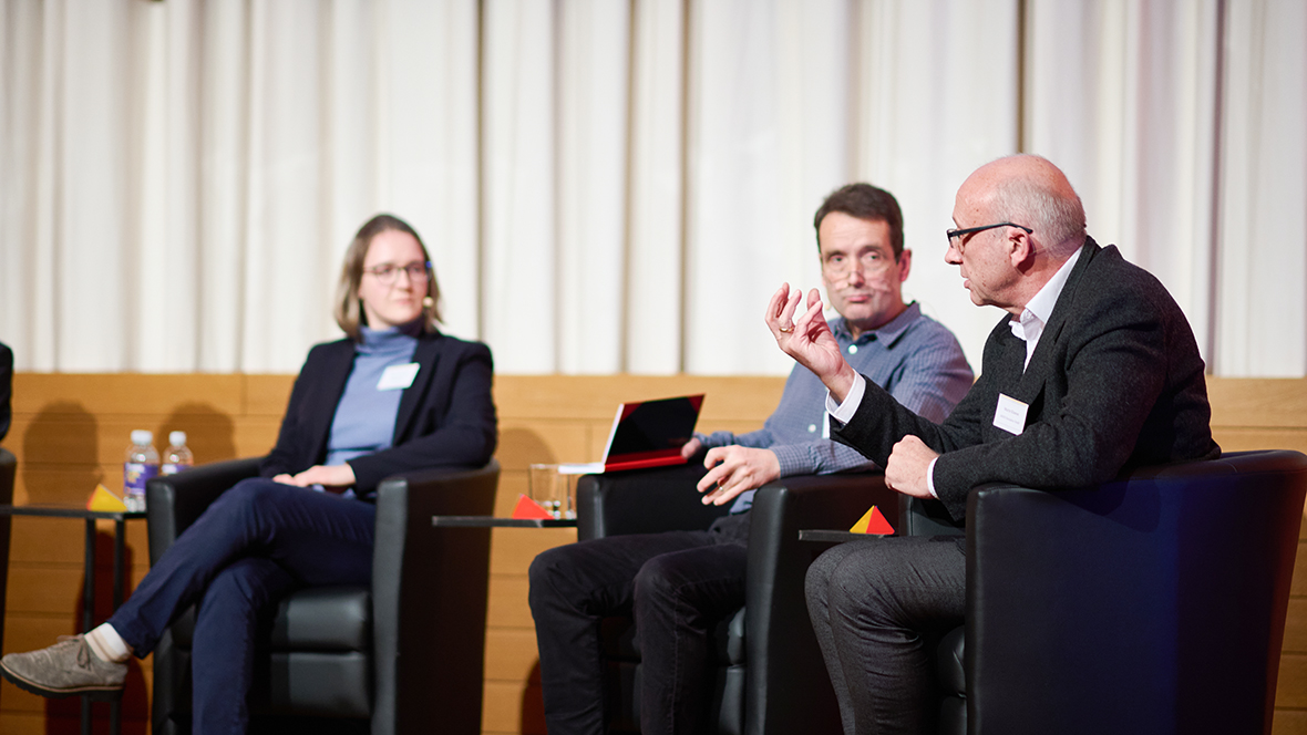 Martin Küssner betont, dass KI-Agenten heute Rechennetze in der Datenwolke stricken, Rechnungen koordinieren und Präsentationen vorbereiten. Diese Nützlichkeit geht über die Nützlichkeit von ML - KI begegne damit dem Mangel an Berechnungsingenieuren. 