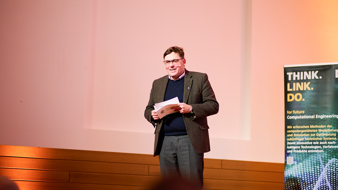 Professor Peter Pelz, Co-Sprecher vom Forschungsfeld E+E moderiert die Podiumsdiskussion.