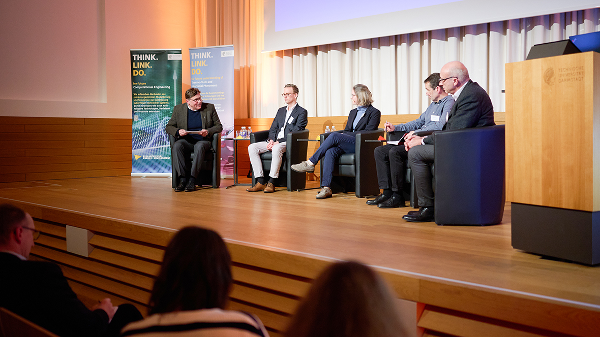 Gemeinsam mit Peter Pelz diskutiert das Podium über Unsicherheiten in Modellen und Lösungen: Professor Oliver Weeger (TU Darmstadt), Professorin Tabea Tscherpel (TU Darmstadt), Professor Rupert Klein (FU Berlin) und Dr. Martin Küssner (IANUS Simulation GmbH). 