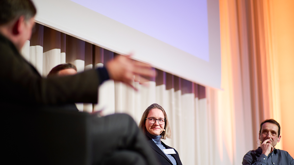 ... In der Forschung müssen Ingenieurwissenschaften, Informatik und Mathematik aufeinander hören, gemeinsam verstehen und gemeinsam Zukunft gestalten. Darin sind sich alle auf dem Podium und im Publikum einig. 