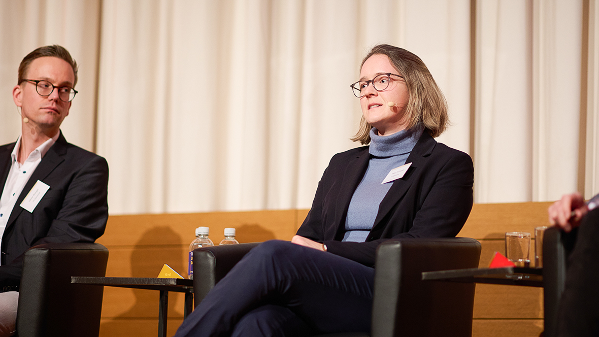 Tabea Tscherpel betont, dass Unsicherheit nicht erst im Modell entsteht. Schon Randbedingungen, Messdaten und grundlegende Materialgesetze enthalten Unschärfen, die sich oft nur durch Experimente eingrenzen lassen. 