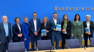 TU-Professorin Anke Weidenkaff (re.) hat ein neues Gutachten zum Wassermanagement mit vorgestellt.