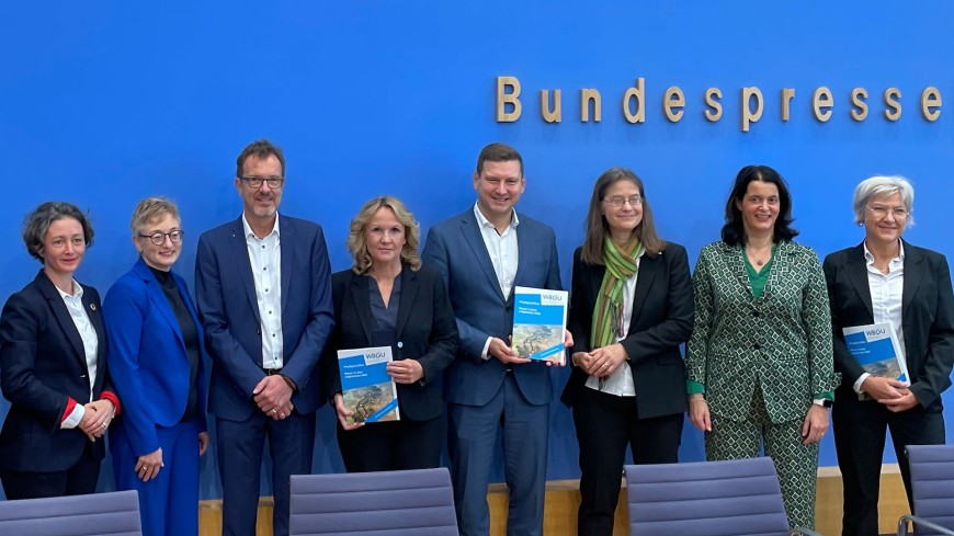 TU-Professorin Anke Weidenkaff (re.) hat ein neues Gutachten zum Wassermanagement mit vorgestellt.