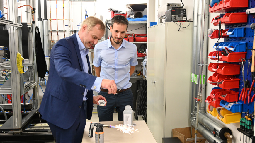 Dr. Marius Schmidt von Clean Circles präsentierte, dass bei der Verbrennung von Eisen(pulver) kein CO2 freigesetzt wird.