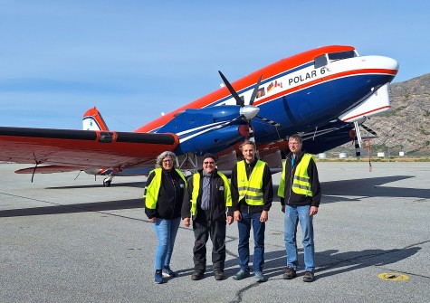 Das „Science Team" neben der „Polar6“- Maschine (v.li.n.re.): Angelika Humbert, Christian Bischof, Max Stöhr, Daniel Steinhage.