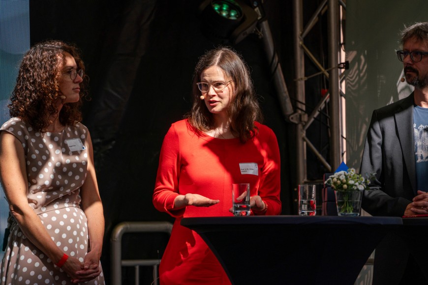 Prof. Dr. Ulrike Kramm auf dem Podium