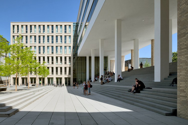 Universitäts- und Landesbibliothek, Lesehof mit Freitreppe. Bild: Thomas Ott