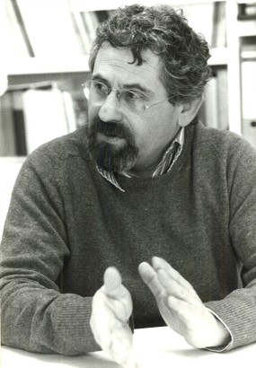 Schwarzweiß-Bild von Helmut Böhme, der am Tisch sitzend etwas erklärt. Bild: Roman Größer