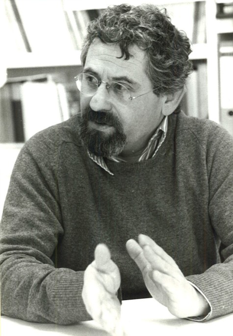 Schwarzweiß-Bild von Helmut Böhme, der am Tisch sitzend etwas erklärt. Bild: Roman Größer