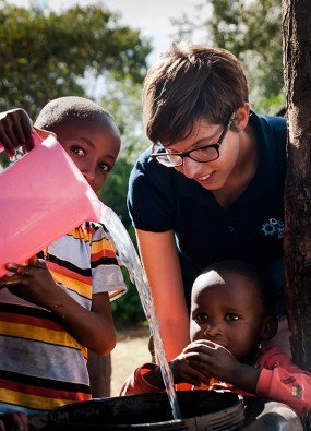 Zisternenbau in Kenia: Mareike Jenne von der Darmstädter Regionalgruppe der Ingenieure ohne Grenzen vor Ort in Aktion: Bild: Anton Blanke
