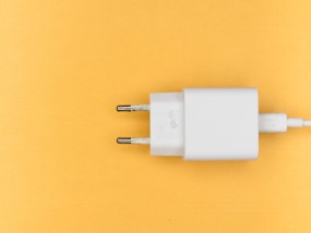 Ladestecker auf gelbem Hintergrund