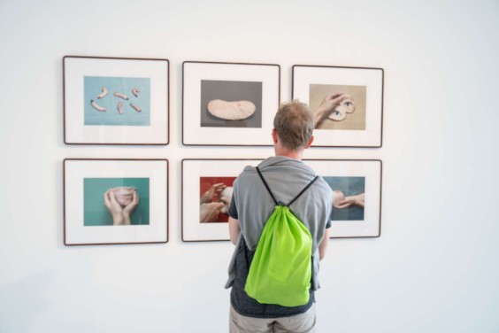 Besucher während der Ausstellung EXTREME.SELF, Foto: Albrecht Haag