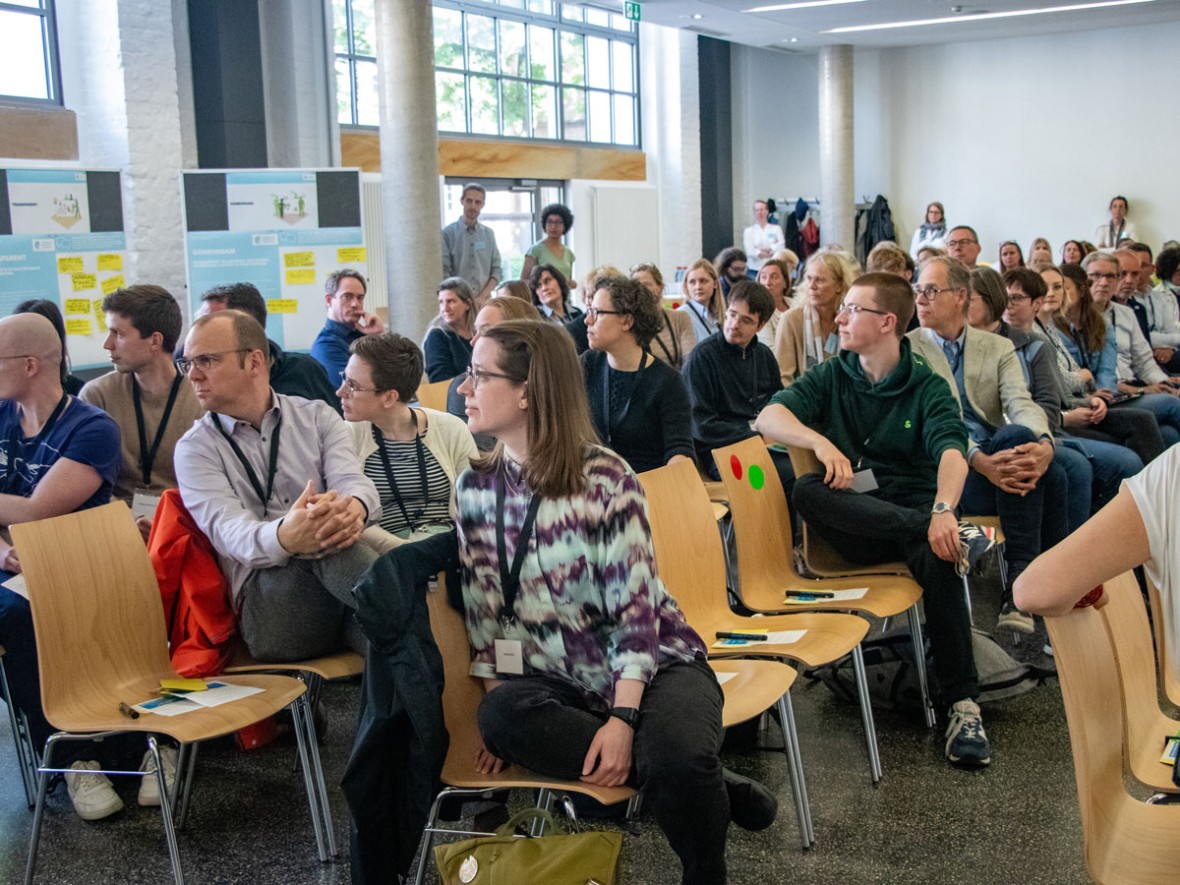 Das Publikum folgt mit seiner Aufmerksamkeit …