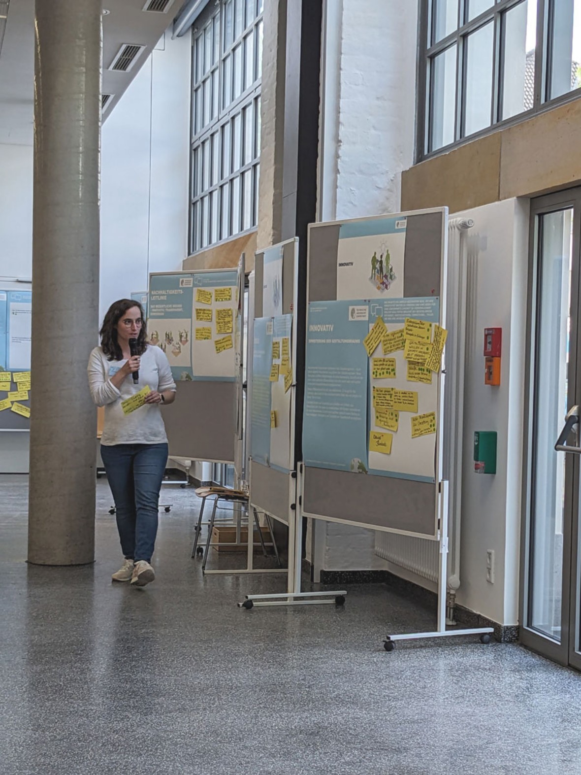 … weiter zu Sarah Schneider, die die Zusammenfassung zum Thema Leitlinie mit der Frage „Wer ist Wir?“ abschließt.