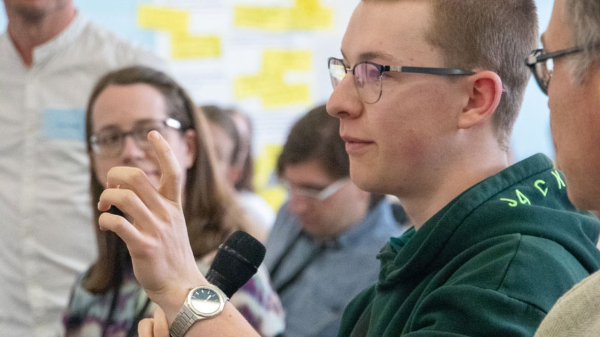 Mit der ersten Publikumsfrage will Student Simon Rein wissen, ob es für die Umsetzung der Nachhaltigkeitsstrategie schon eine Road-Map gibt.