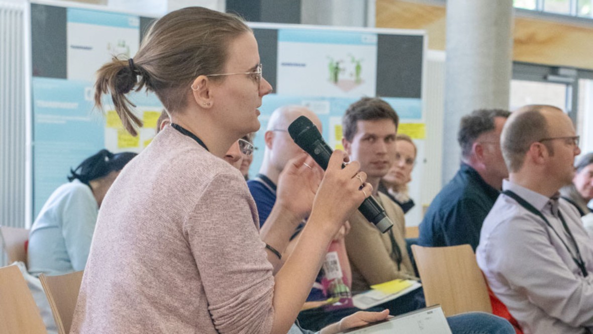 Franziska Eickmann möchte als Wissenschaftliche Mitarbeiterin wissen, wann die Nachhaltigkeitsstrategie im Arbeitsalltag ankommt.