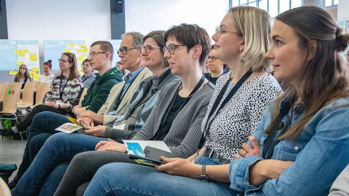 Das Publikum scheint vorerst keine Fragen mehr zu haben.